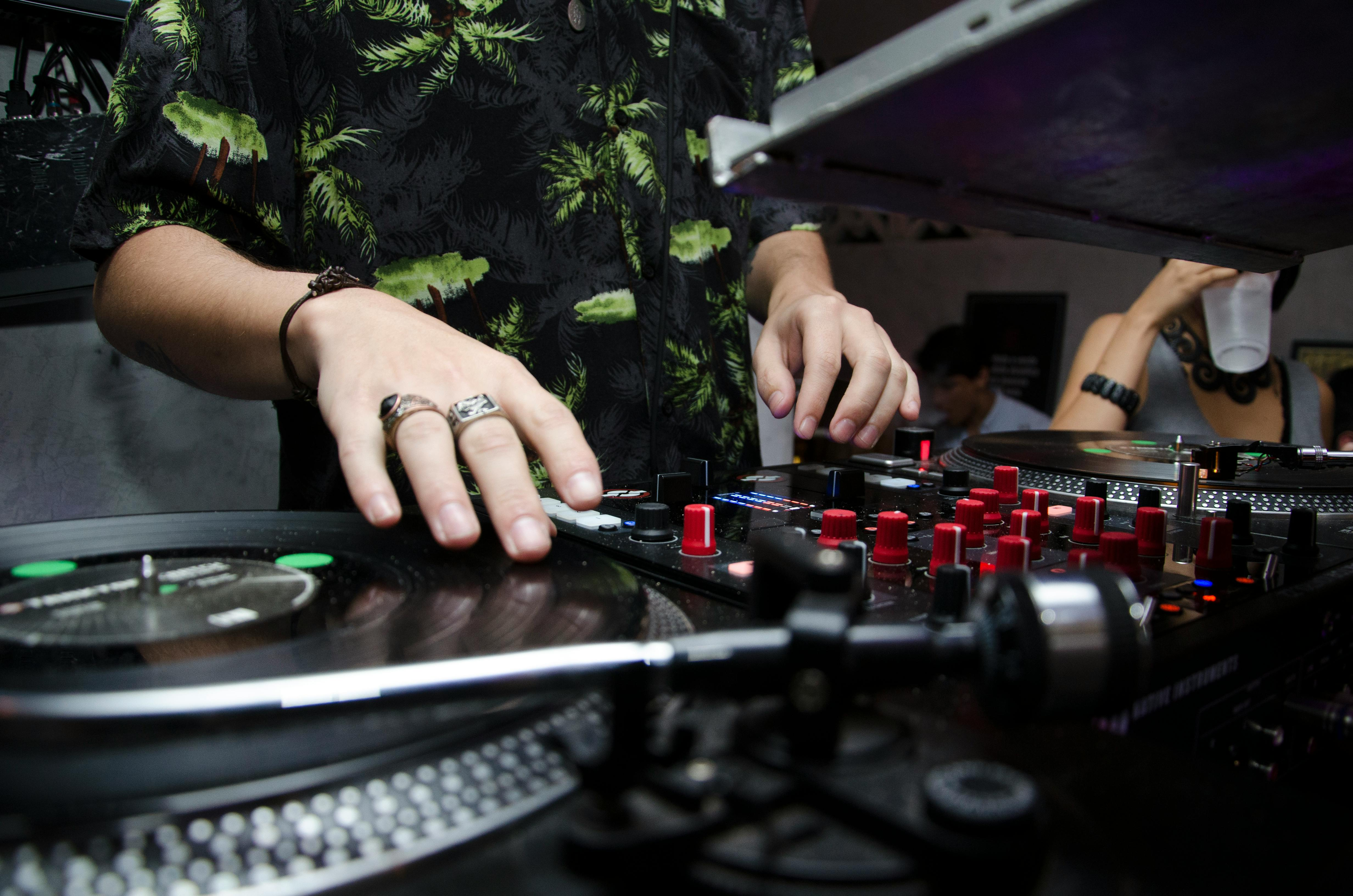 Música en vivo y radio online Mora Radio